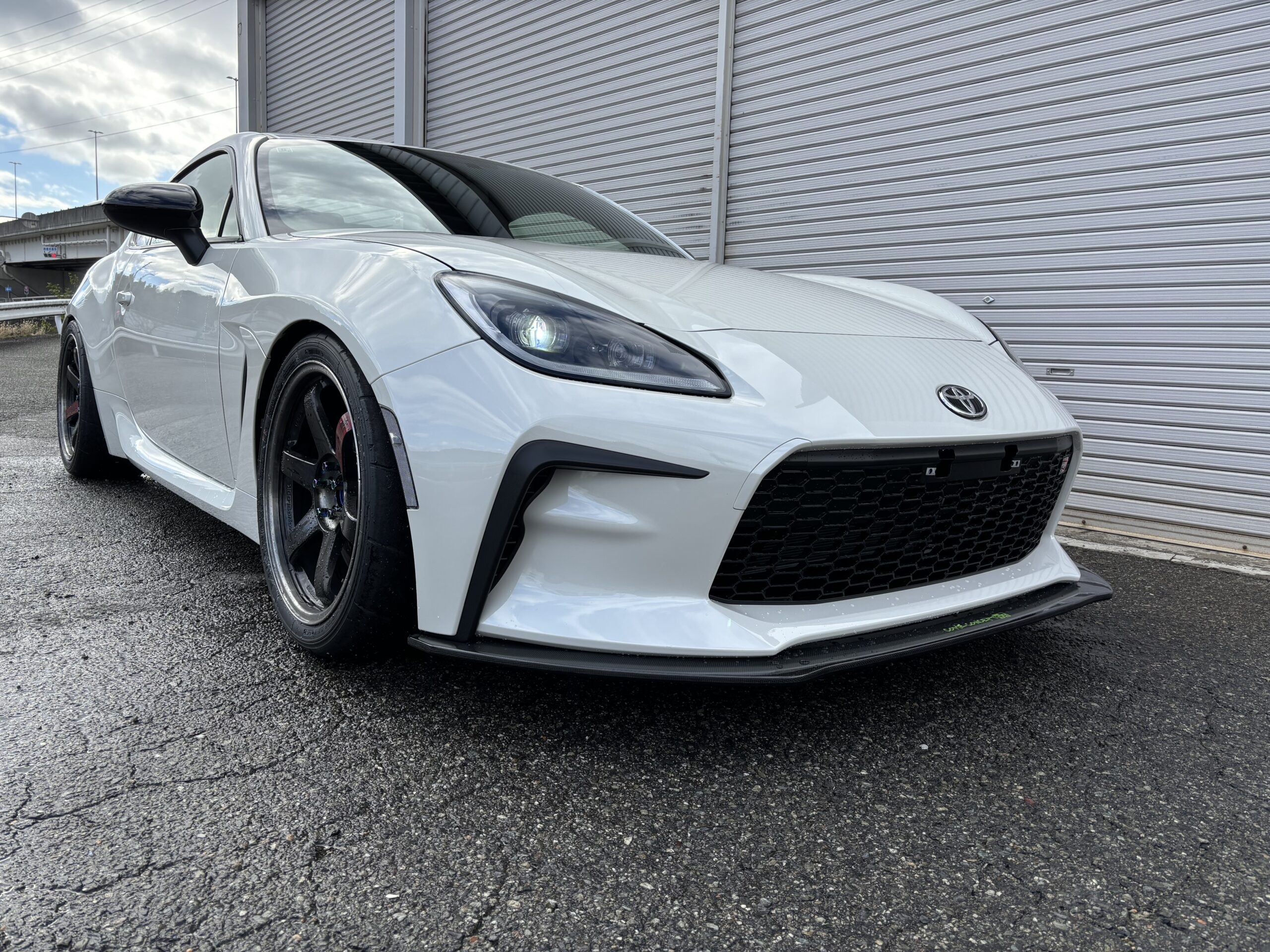 リアのアッパーアームはオリジナルの偏芯ピロボール品「COME ZN8 GR86