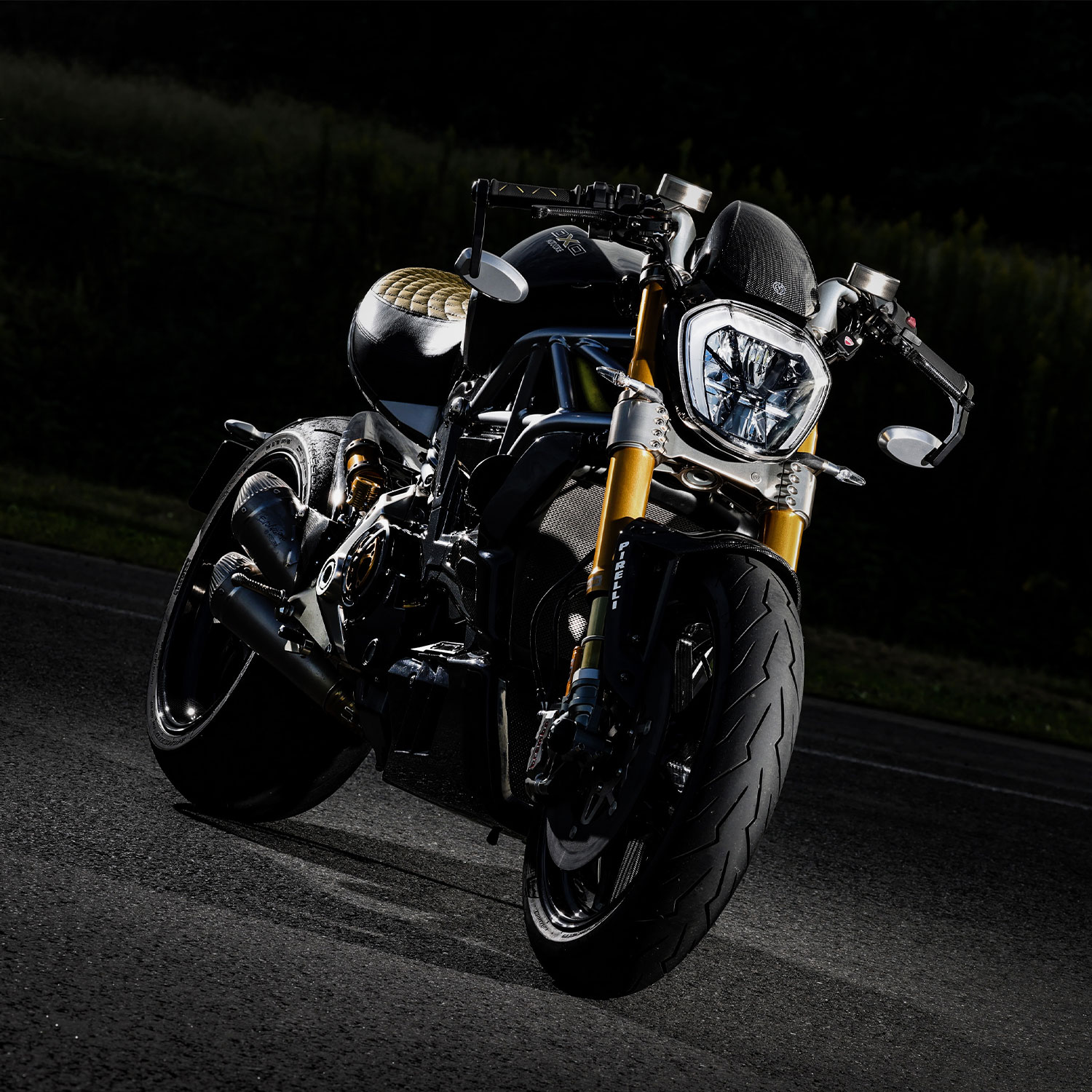 モトコルセ×Xディアベル】ベースは極太タイヤのクルーザー。超弩級の