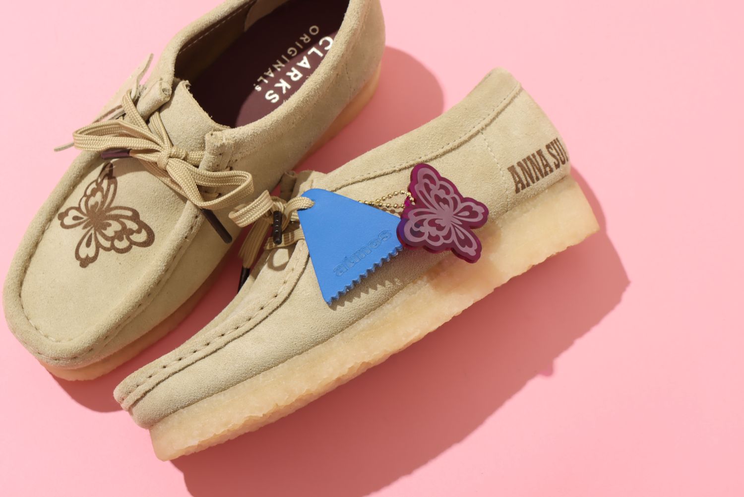 アトモス×アナスイ×クラークスオリジナルズ」のトリプルコラボアイテム