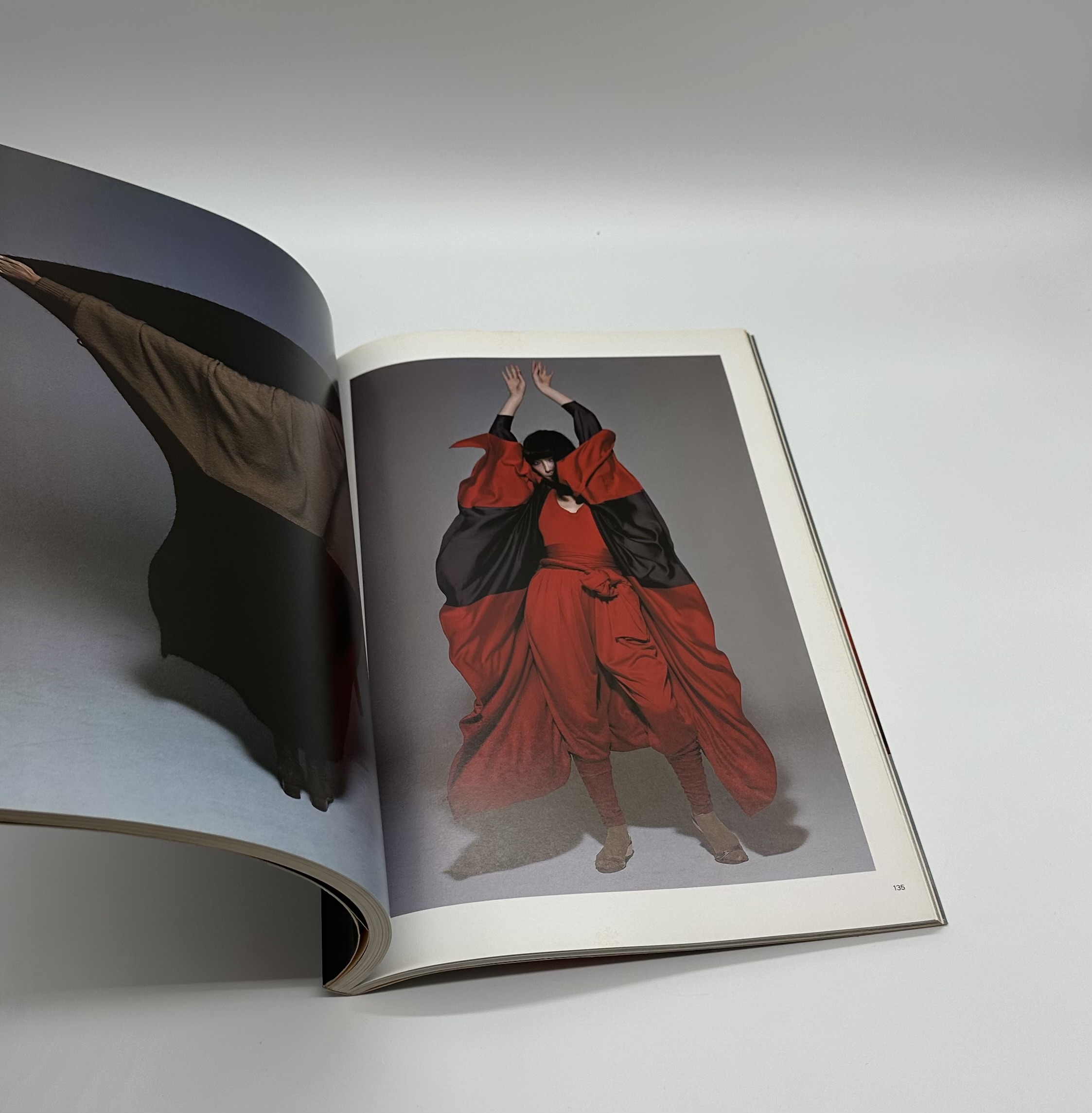 ISSEY MIYAKE EAST MEETS WEST 三宅一生の発想と展開 - りーちあーと