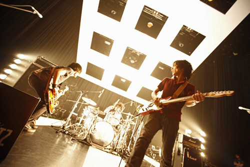 ライブレポ一気読み】UNISON SQUARE GARDEN、インディーズ時代から最新