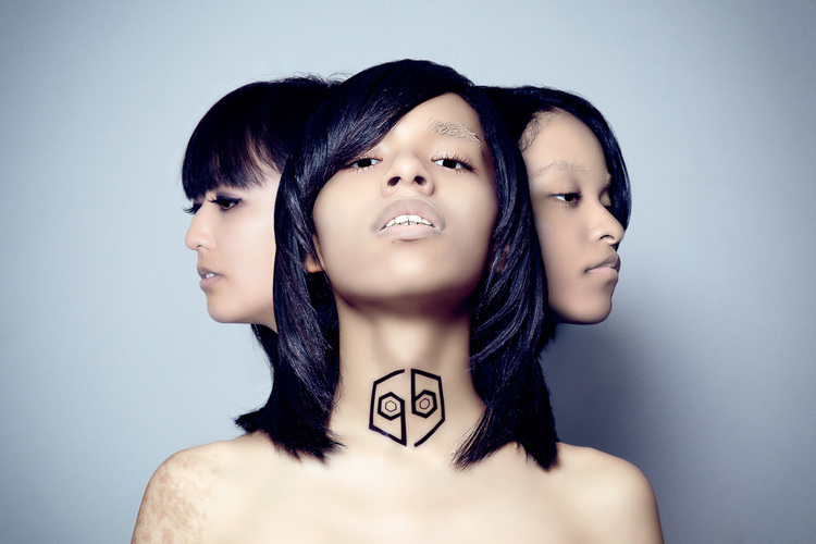 女王蜂、未発表音源CD・漫画付きロゴステッカーをライヴ会場にて発売