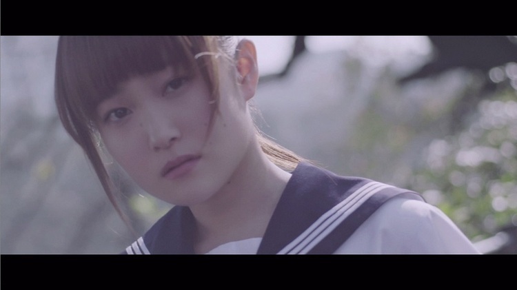 Little Glee Monster、初の制服姿を披露。1万枚限定シングル“はじまり