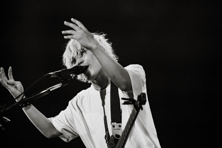 秋山黄色とPEOPLE 1、BUG＝エラー同士のシンパシーがもたらす優しさに