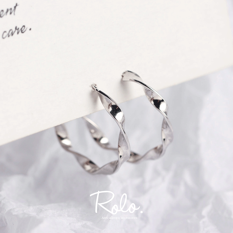 シルエットに遊び心。シルバー925ツイストピアス | 金属アレルギー対応