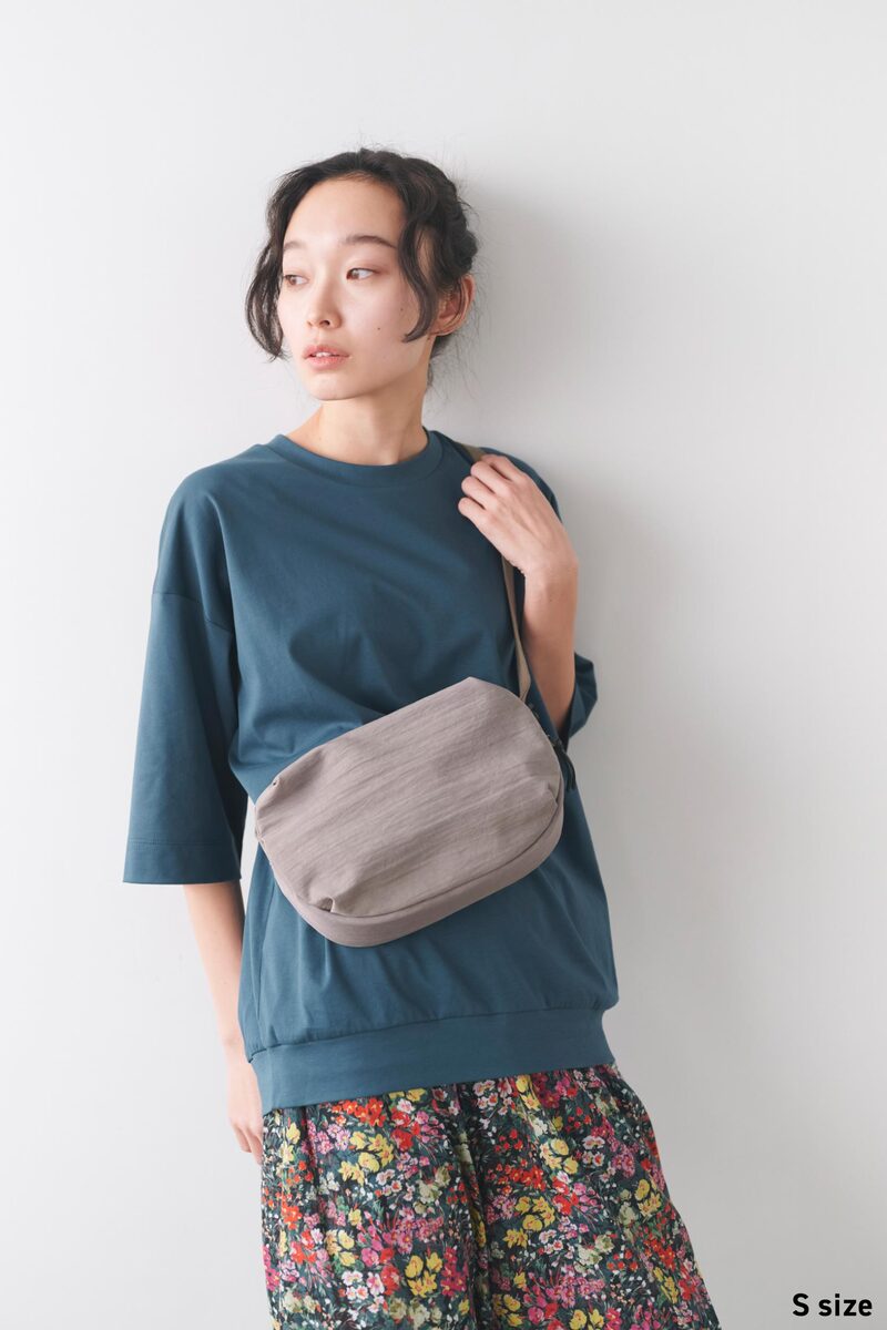 NIZYU KANO FUKUI SIWAナイロンボディバッグ - 〈O2〉BETTER THAN ONE