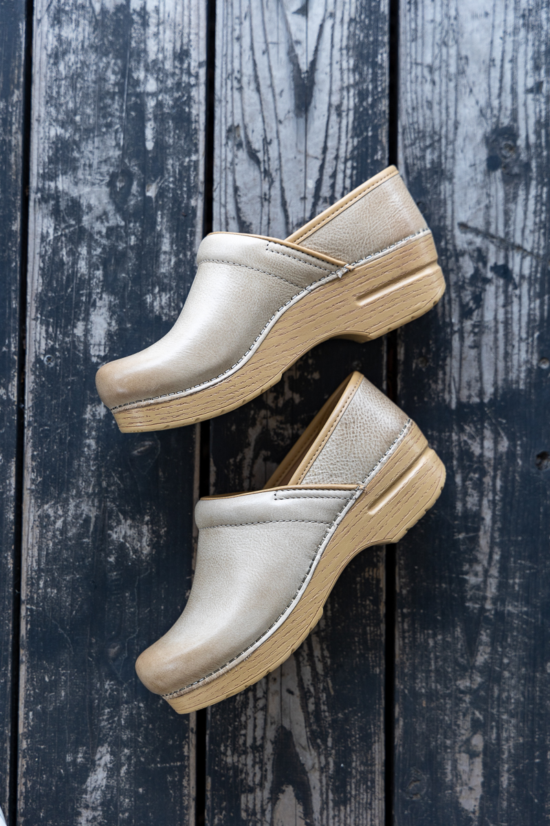 dansko「PROFESSIONAL MILLED BURNISHED」SAND – RUSTIC HOUSE