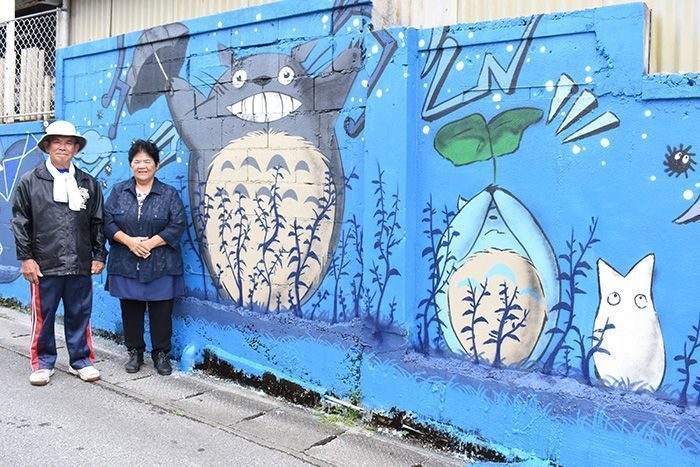 77歳がペンキで！長さ50メートル「トトロ」アート 制作2週間「地域