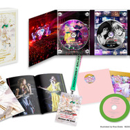 マクロスF」11年ぶり単独ライブのBDジャケ披露！May'n＆中島愛出演の生