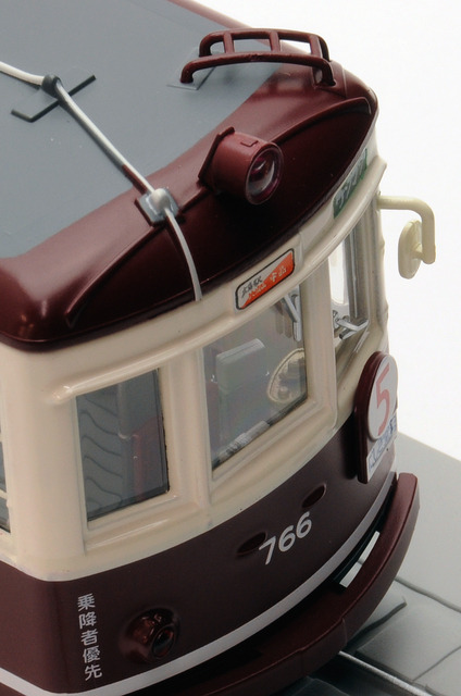 西部警察」で爆破された広電750形、トミカで再現 2枚目の写真・画像