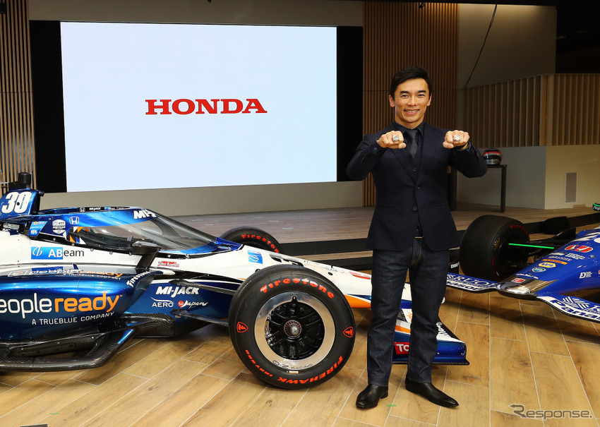 インディ500で2勝目達成の佐藤琢磨、2台の優勝車の前で“凱旋報告