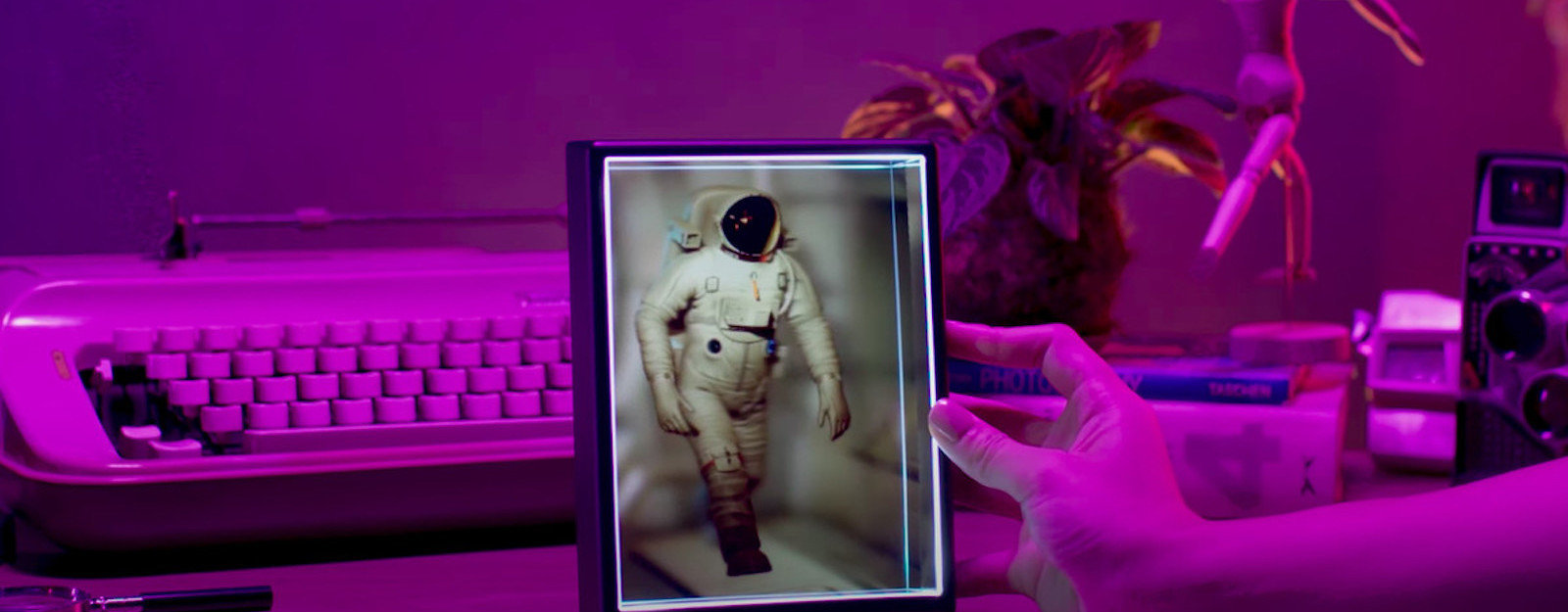 The Looking Glass Portrait's Customized Holographic Displays Peek