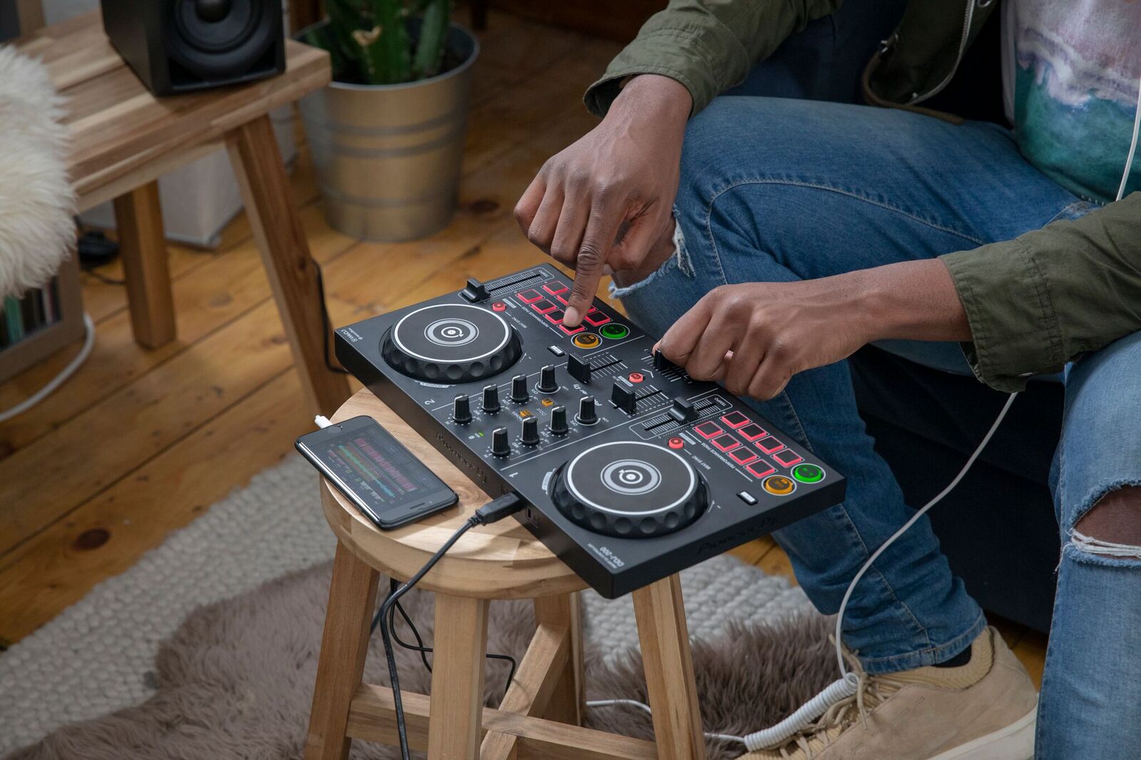 DDJ-200: Pioneer DJ's new $149 beginner controller - built with