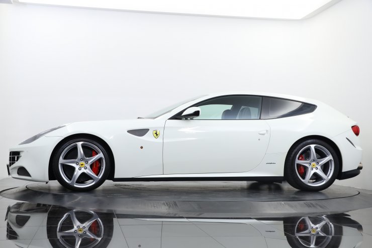 フェラーリ FF Ferrari Four 4WD 正規ディーラー車 カーボンファイバー
