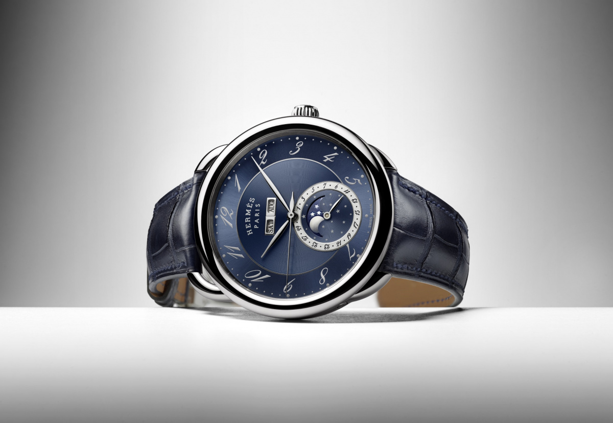 エルメスのロングセラー「アルソー」の新作は、濃紺の宵闇に月と星が