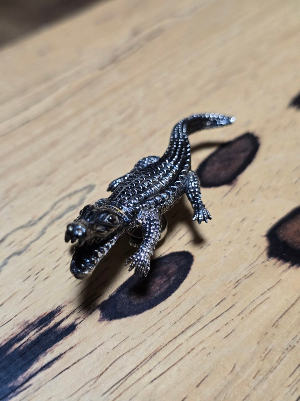 日本上陸記念セール】直観力を誇り先見の明を授けるワニ セレブ