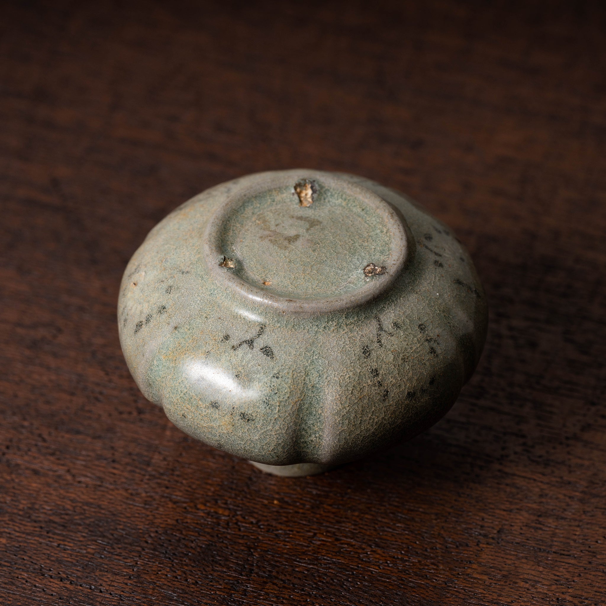 高麗 青磁象嵌菊花文油壺 – 燦禾 SANKA