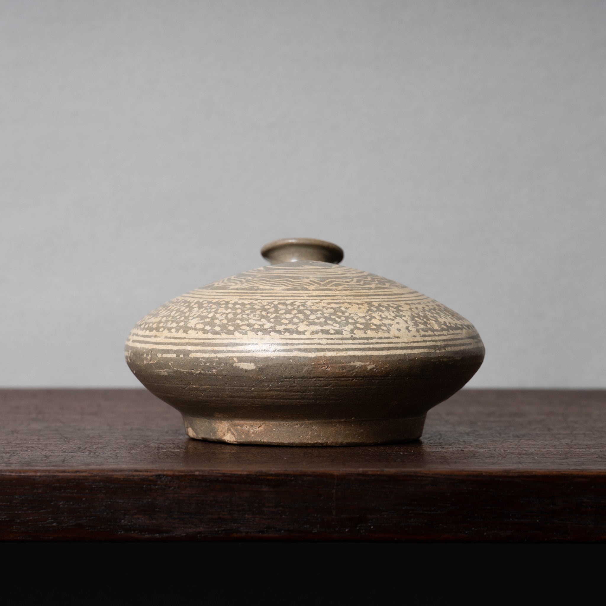 李朝 粉青沙器象嵌扁壺 – 燦禾 SANKA