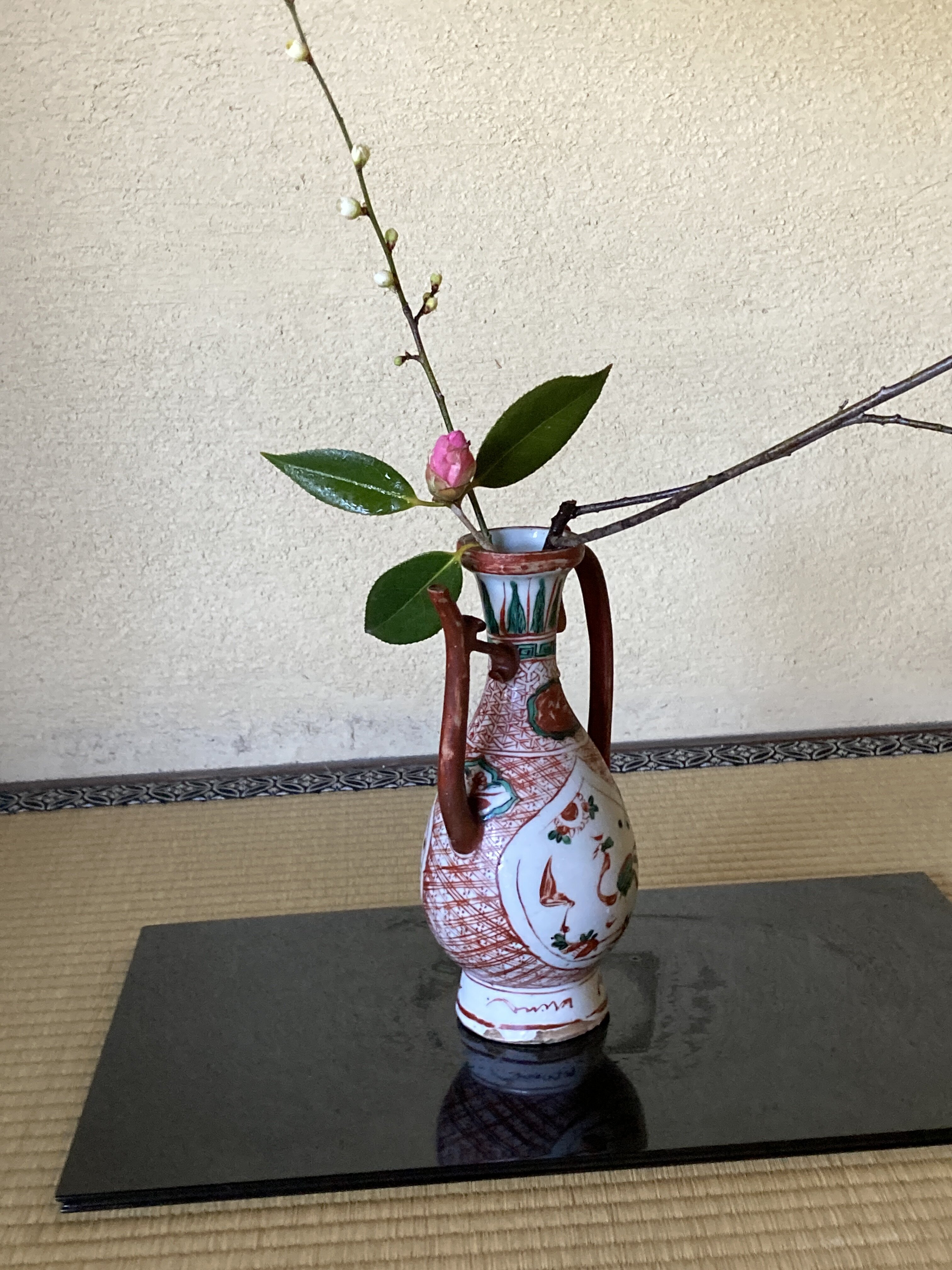 一器・一花・一菓 〜古赤絵の仙盞瓶 〜 「花いらず」生けてこそ 紅白の