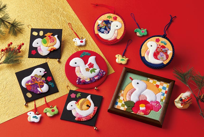 木目込み人形・開運招福へび（金欄）｜株式会社さくらほりきり