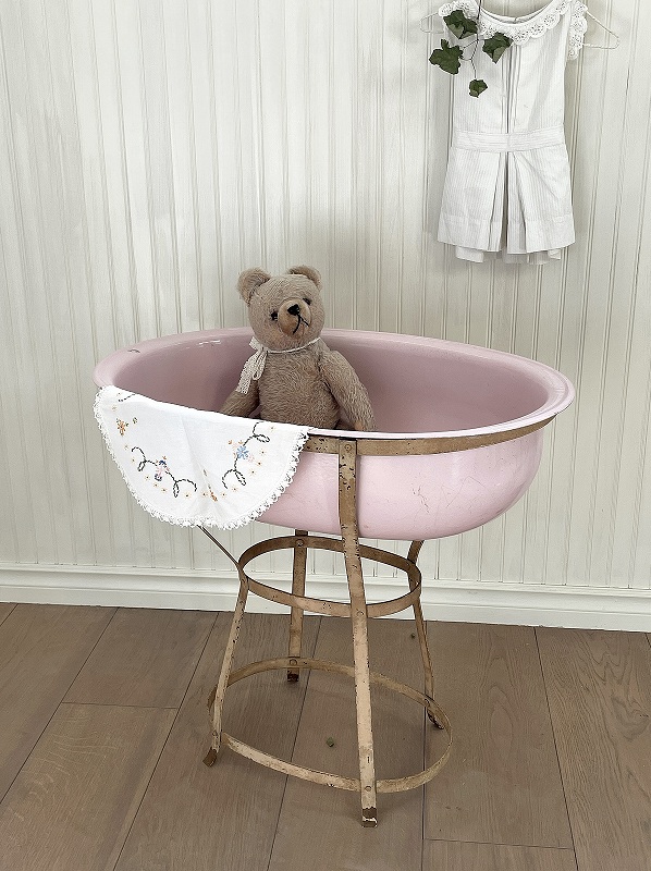 ペビーピンクの色がかわいいホーロー製ベビーバスはかわいい