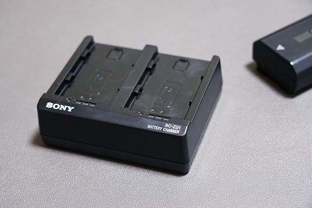 ソニー Zバッテリー 2個を急速充電 チャージャー BC-ZD1 実機レポート