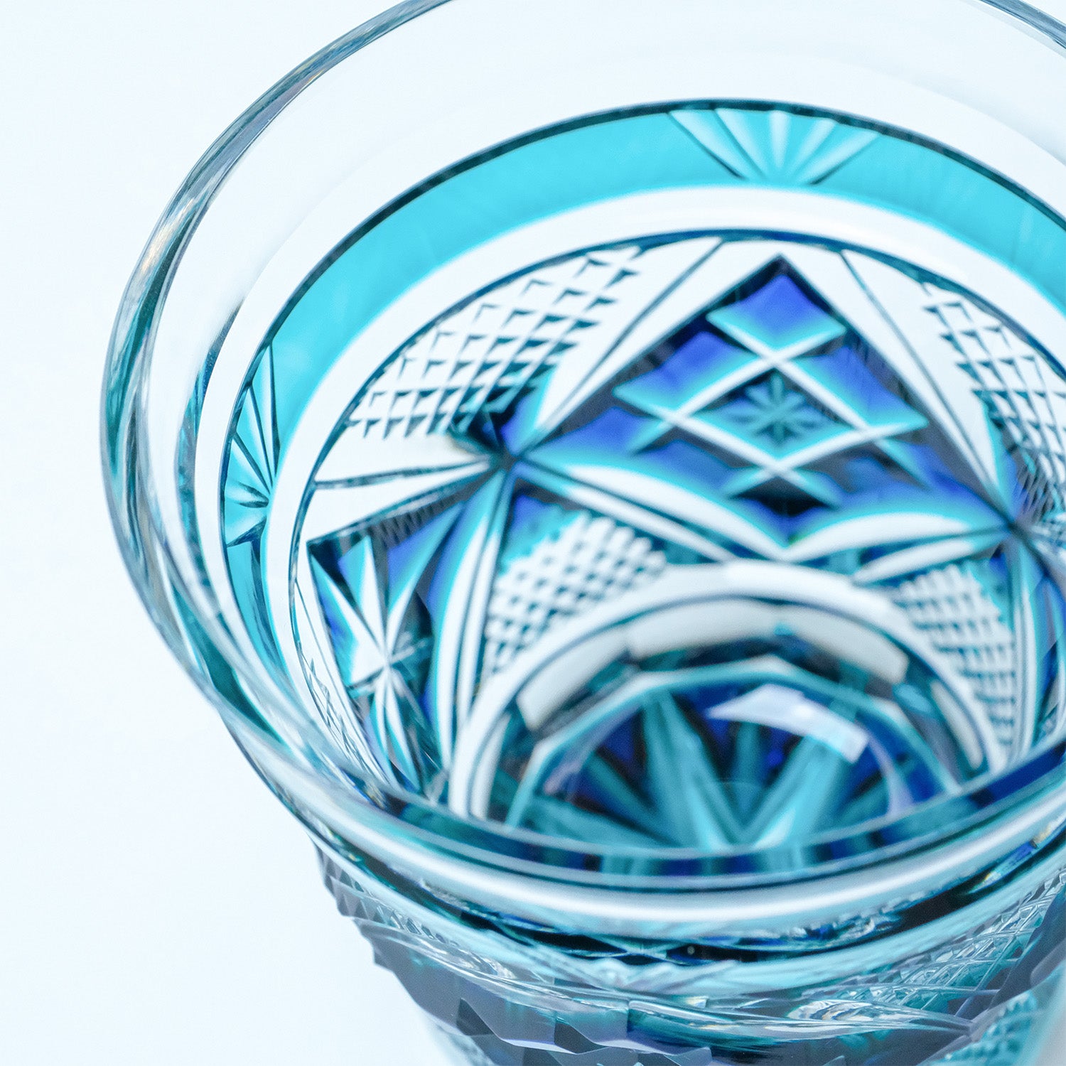 島津薩摩切子】 二色衣 二色冷酒杯 cut253 – ㈱島津興業 島津薩摩切子