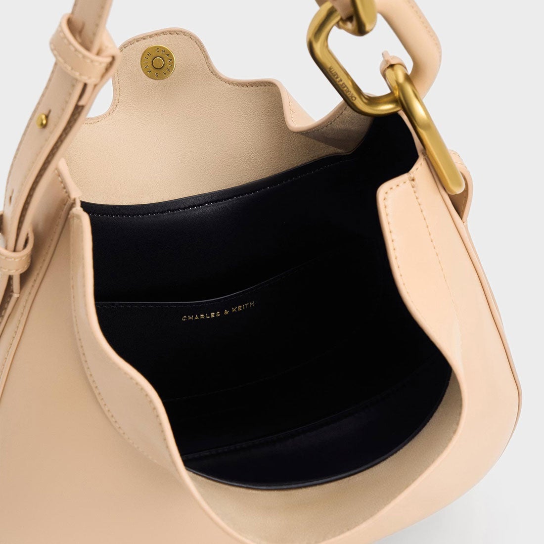 CHARLES & KEITH Kora コラ メタリックアクセントムーンバッグ（Beige