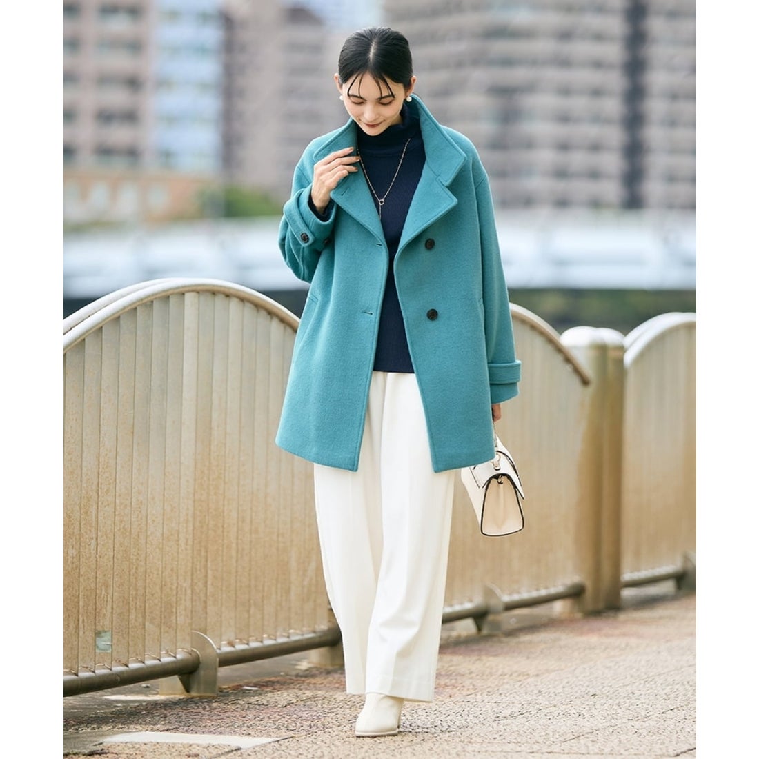 アー・ヴェ・ヴェ a.v.v スタンドカラーミディコート （カーキ