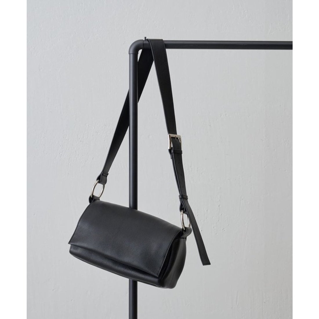 ビアズリー BEARDSLEY レザーボディバッグ （black） - ファッション