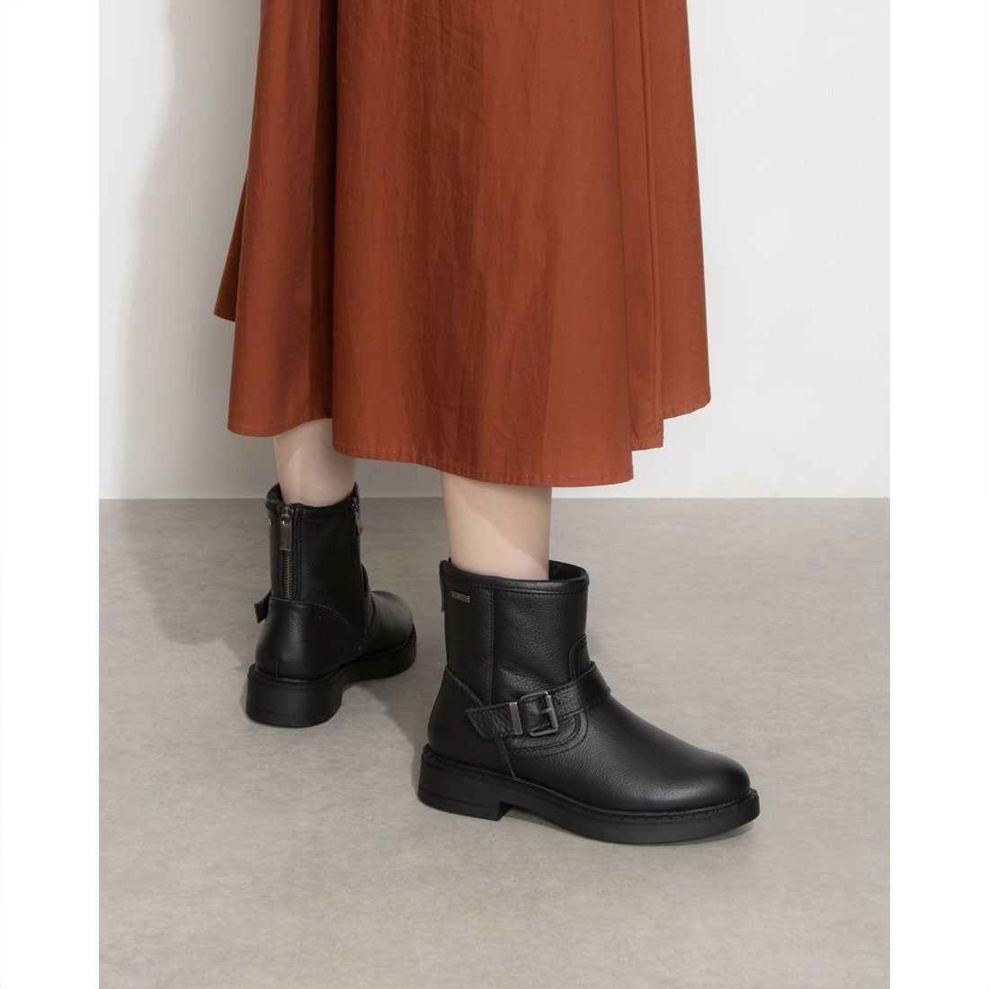 ブソラ bussola 晴雨兼用ベルト付きレザーショートブーツ （ブラック