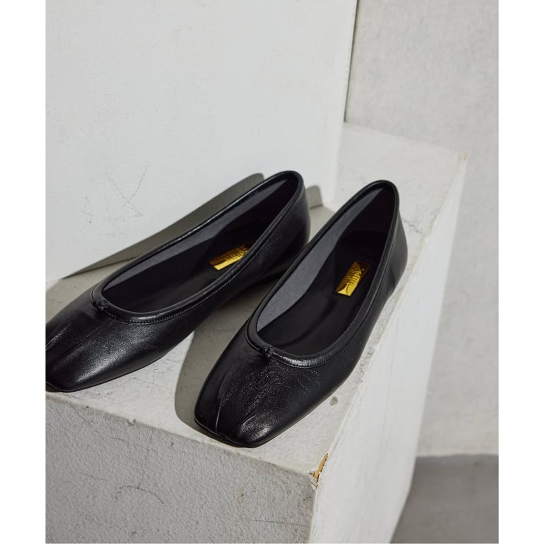 グリーズ GRISE 《追加予約》GRISEレザースクエアプリーツフラット