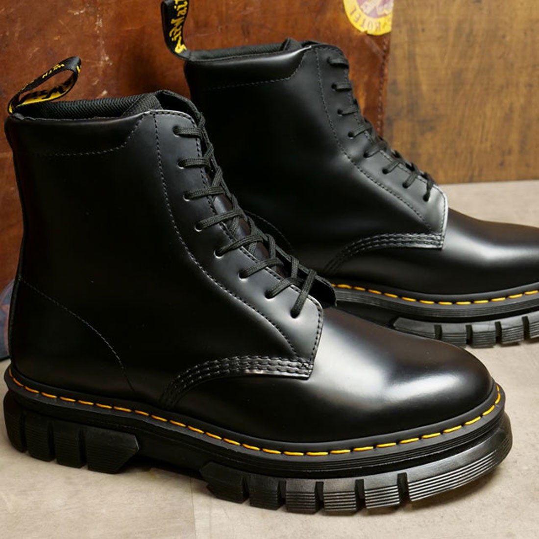 ドクターマーチン Dr.Martens Rikard 8i Black Polished Smooth