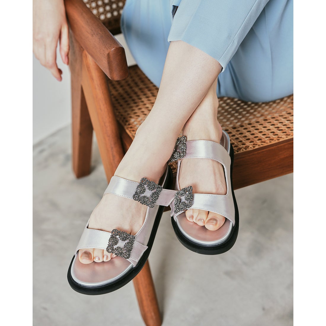 フラット ダブルベルトサンダル （グレー サテン） -Emma Francis