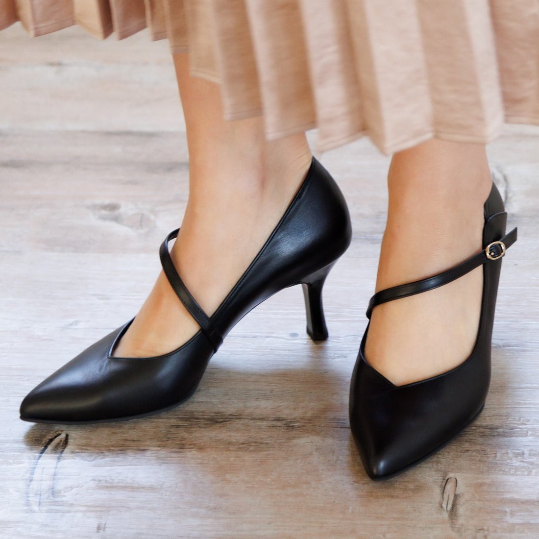 ヒミコ 卑弥呼 【撥水レザー】ポインテッドトゥストラップパンプス