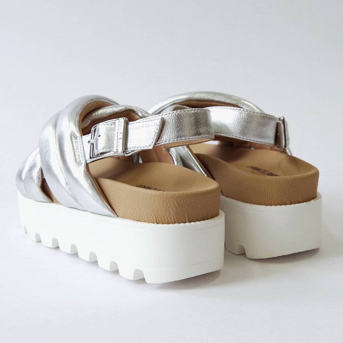 ミネトンカ MINNETONKA クロスベルト厚底サンダル 23m03-sil（SILVER