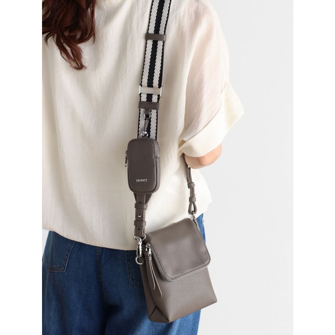 ヌエール nouer ボトムエンボスショルダーバッグ （グレージュ） -靴