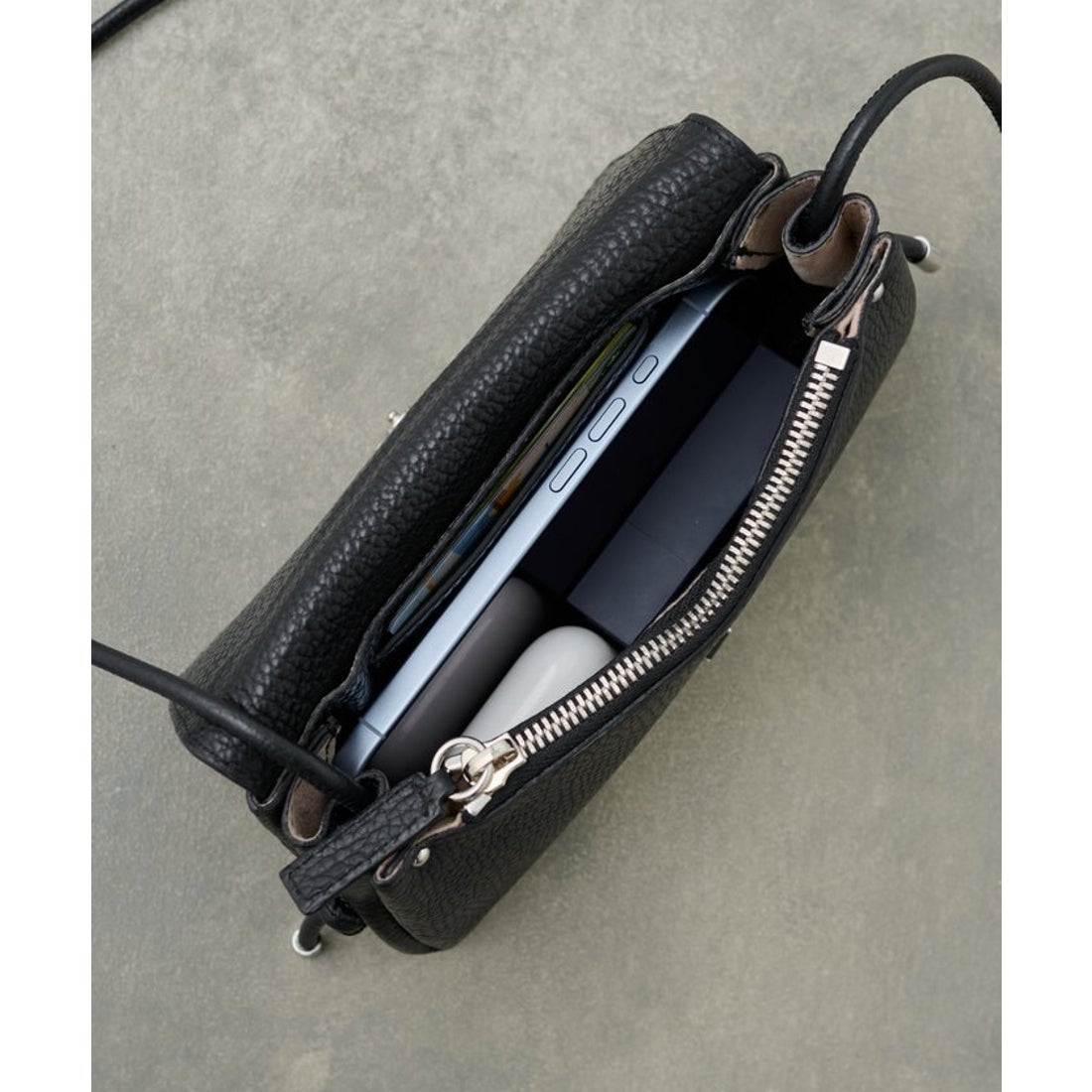 イアクッチ IACUCCI アバ ウォレットショルダー CERVO （charcoal