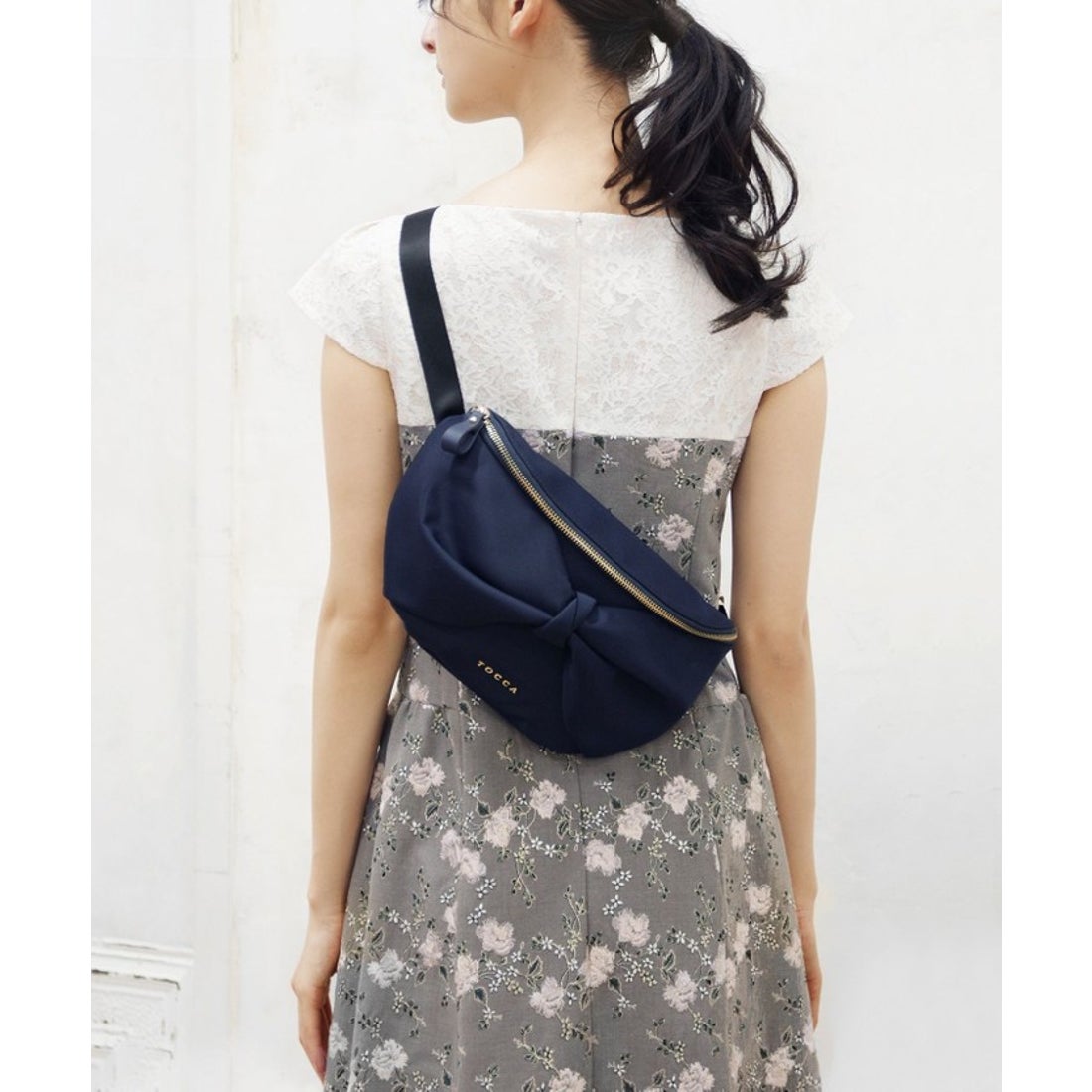 トッカ TOCCA 【撥水】RIBBON KNOT BODY BAG ボディバッグ （ネイビー