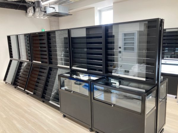 新規オープンのカードショップ様に各種ショーケース！ – ショーケース.com