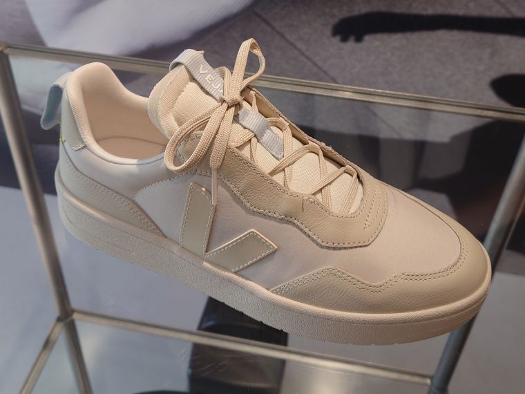 CFCL、仏「VEJA」との協業スニーカーを発売 | 繊研新聞