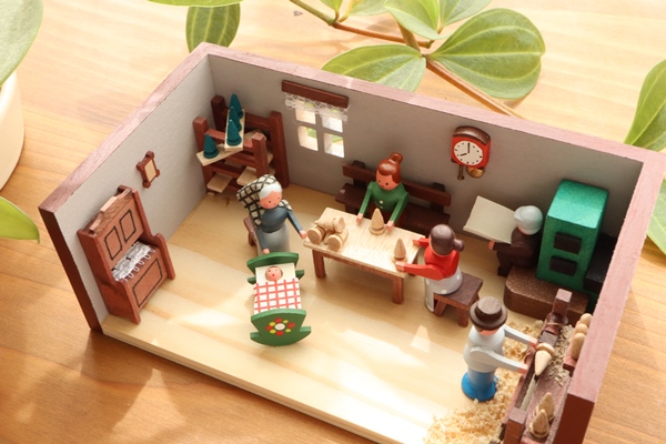 部屋 おもちゃ職人 – ドイツ・ザイフェンの木のおもちゃ seiffen