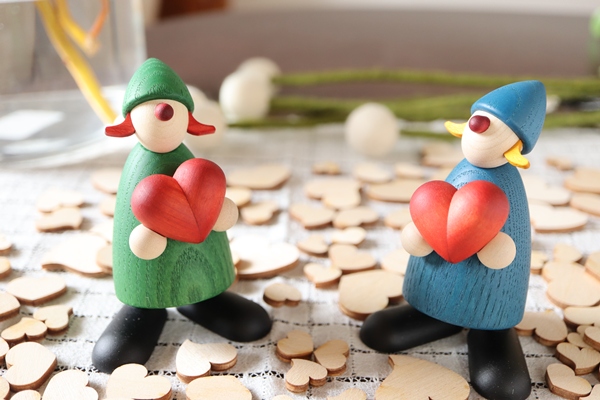 本を持つリリー 黄 – ドイツ・ザイフェンの木のおもちゃ seiffen