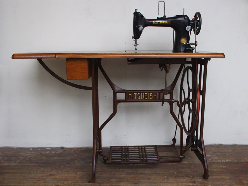 No.535 MITSUBISHI TA-1 三菱製 職業用足踏みミシンアンティークミシン