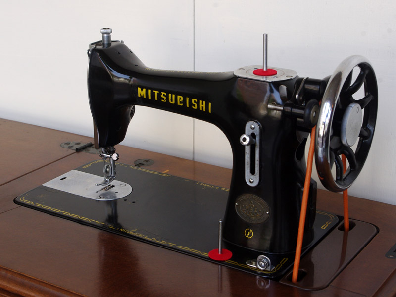 No.575 MITSUBISHI 三菱電機製 家庭用足踏みミシン：アンティーク