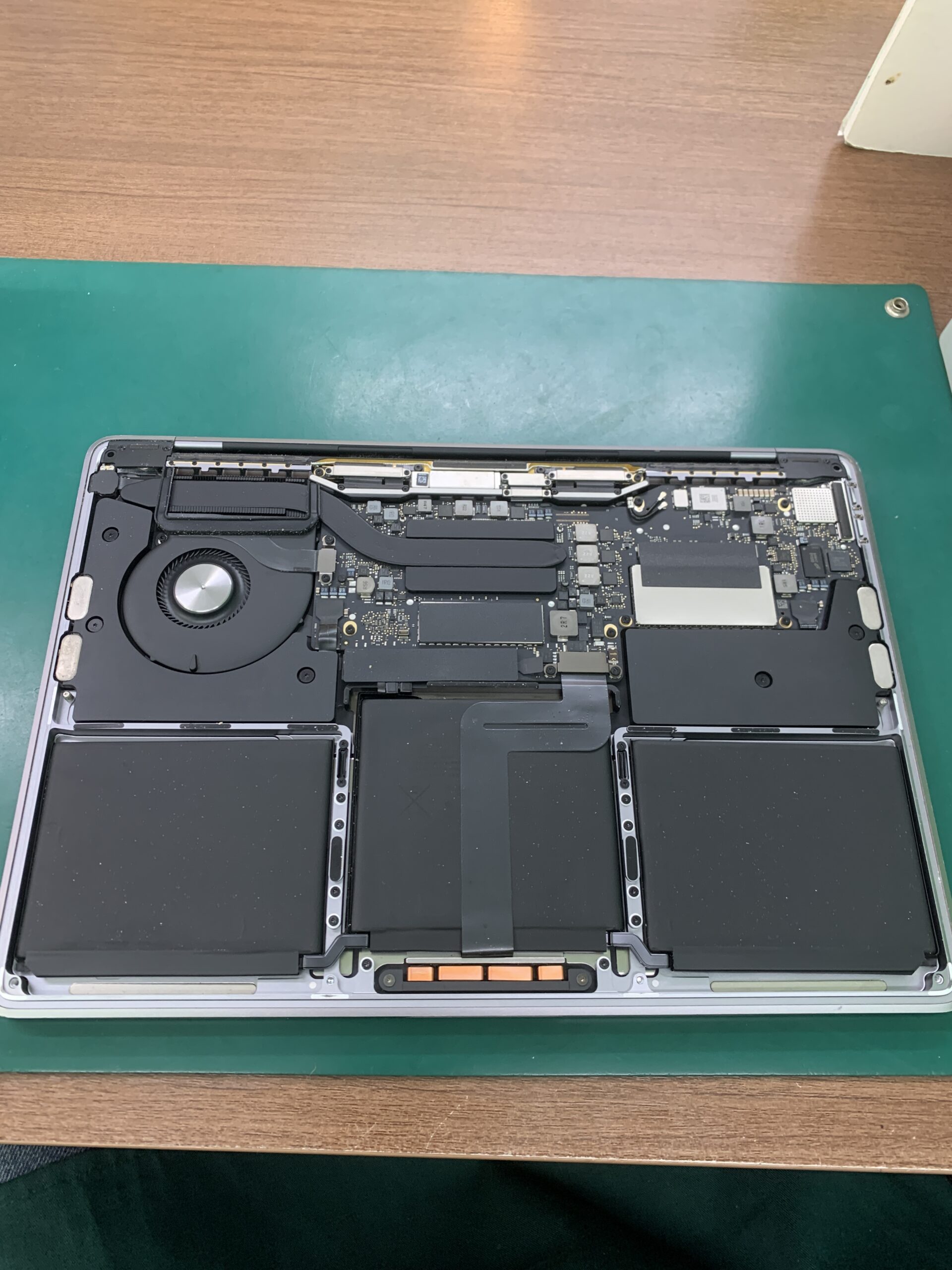 MacBook Pro (A1708) バッテリー交換】まだまだ現役使用できます
