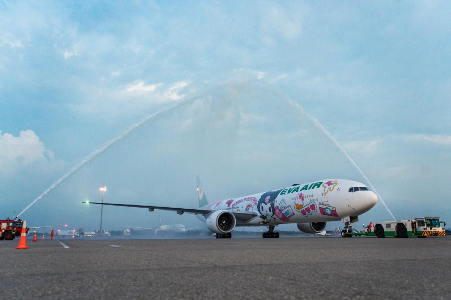 エバー航空、B777-300ERの新ハローキティジェットの運航を開始 年末