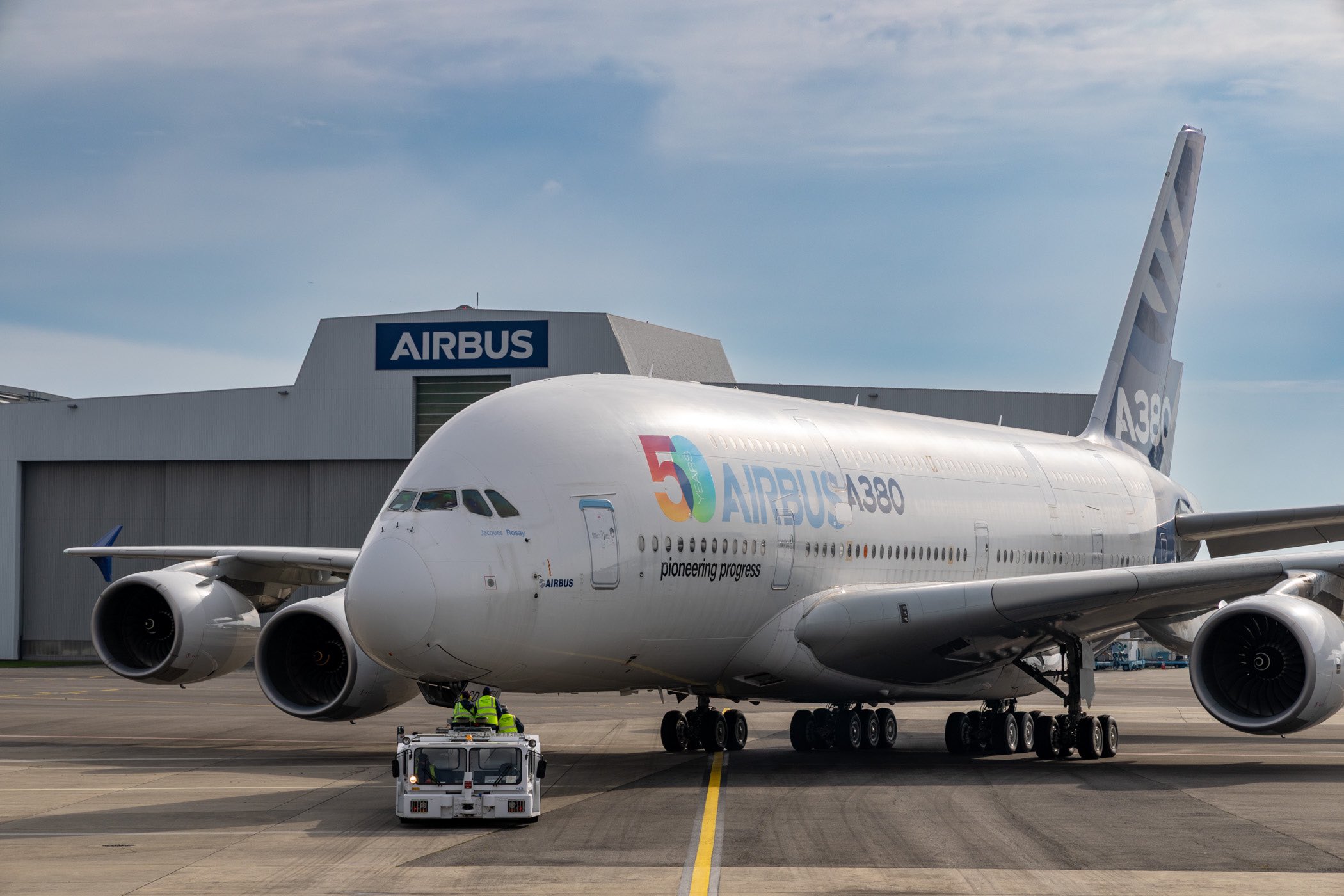 エアバスが保有するA380型機の初号機が3年ぶり飛行 現役機をサポート