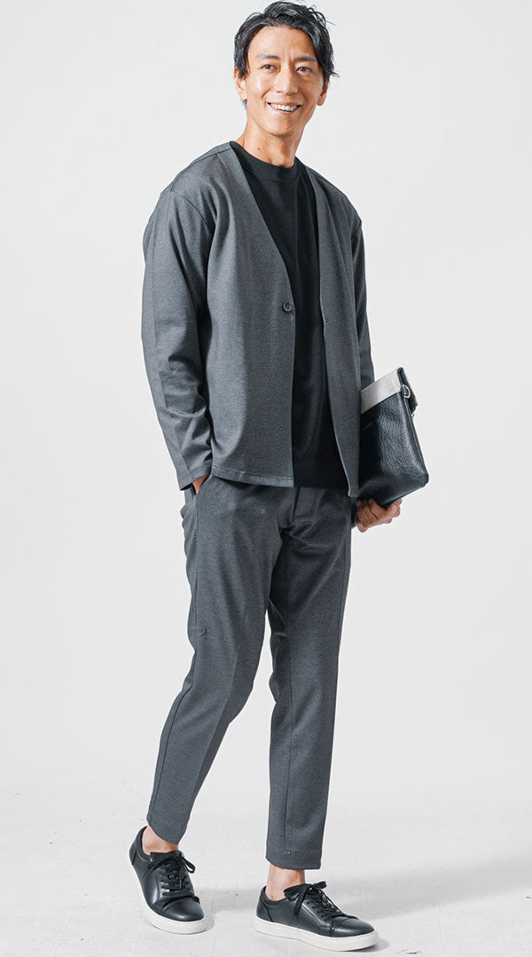 グレーセットアップ グレーテーラードジャケット 黒Tシャツ グレー