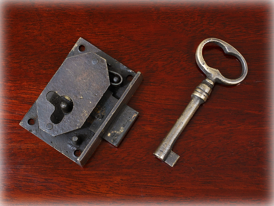 真鍮製キャビネットキー ロックセット/左開き用 42×58｜アンティーク